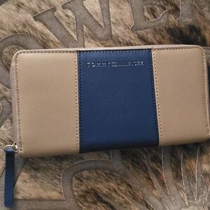Tommy Hilfiger Two-Tone Zip Wallet - Tan & Navy